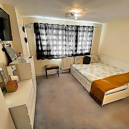 Stunning Two Bedroom With Free Wi-fi And Parking Brentry Homes *